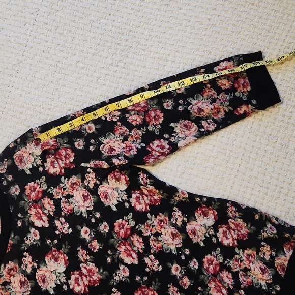 Large Light Sweater with Roses - Picture 4 of 5